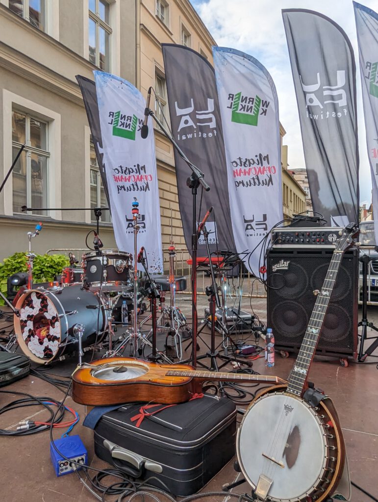Instrumenty muzyczne na scenie plenerowej.