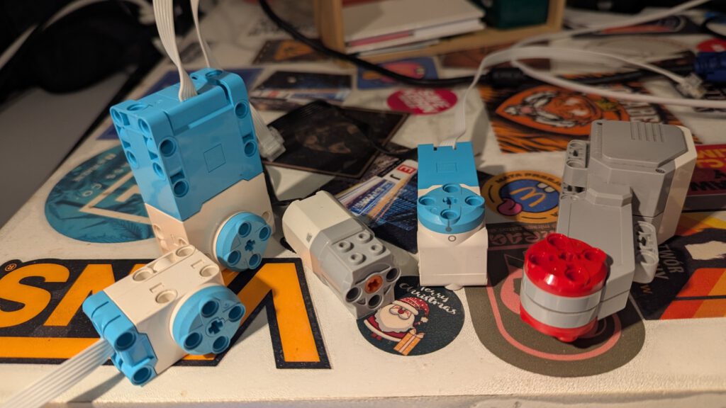 Prezentacja różnych silników które serwisujemy w Lizardy. LEGO Spike Essential, LEGO Spike Prime, LEGO EV3, LEGO Wedo.